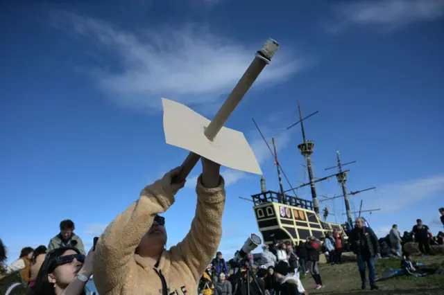 Decenas de personas se concentraron en Puerto San Julián para ver el eclipse.