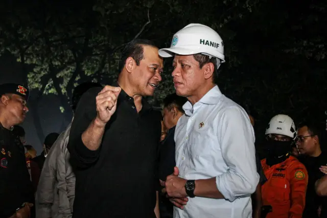 Menteri Lingkungan Hidup Hanif Faisol Nurofiq (kanan) bersama Kapolda Metro Jaya Irjen Pol Asep Edi Suheri (kiri) meninjau lokasi longsor gunungan sampah di Tempat Pengelolaan Sampah Terpadu (TPST) Bantargebang, Bekasi, Jawa Barat, Minggu (8/3/2026) malam. Berdasarkan data sementara Tim SAR Kota Bekasi, sebanyak empat orang meninggal dunia akibat peristiwa yang terjadi pada Minggu (8/3/2026). 