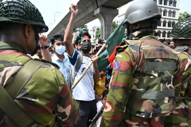 بنګله دېشي احتجاجیان له امنیتي ځواکونو سره لاس او ګرېوان شول.