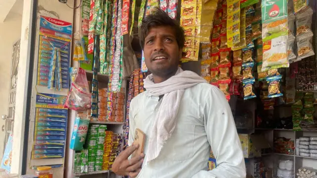 परचून की दुकान पर खड़ा युवक