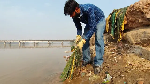 ਮਨਜੀਤ ਸਿੰਘ ਸਤਲੁਜ ਵਿੱਚੋਂ ਕੂੜਾ ਕੱਢਦੇ ਹੋਏ