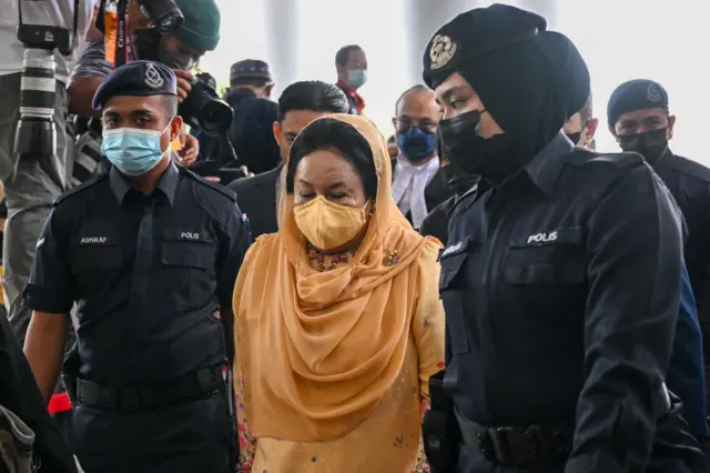 နာဂျစ်ရဲ့ ဇနီး ရိုစမာ မန်ဆောကိုလည်း ၂၀၂၂ က လာဘ်စားမှုနဲ့ ထောင် ဆယ်နှစ် ချမှတ်