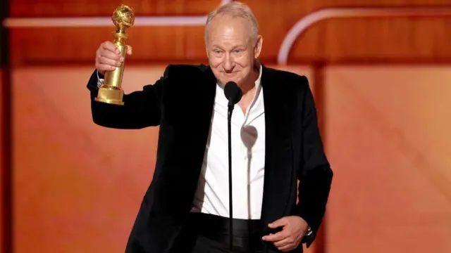 Stellan Skarsgård elinde altın küre ödülüyle