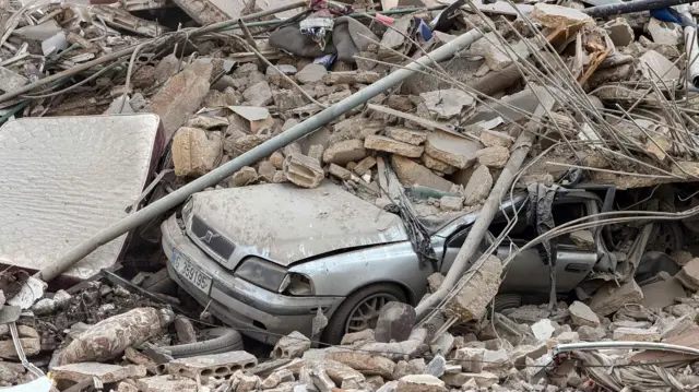 Kola ispod ruševina u Bejrutu