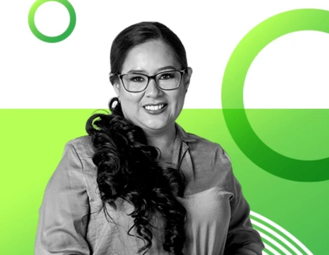 Ruth López frente a un fondo verde y blanco. 