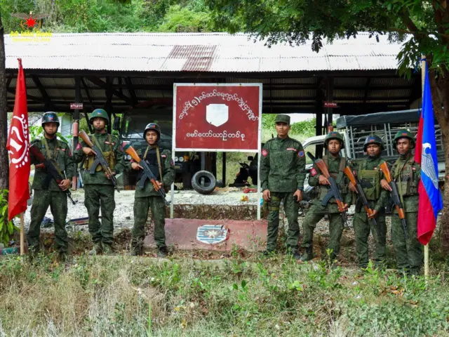 တောင်ကုတ်အခြေစိုက် အမှတ် (၅) စစ်ဆင်ရေးကွပ်ကဲမှုဌာနချုပ်ကို အေအေသိမ်းပြီးနောက် ထုတ်ပြန်လာတဲ့ပုံ 