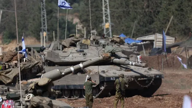 Tanques e soldadoscorrida de galgos apostasterreno aberto, durante o dia 