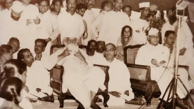 சுபாஷின் சகோதரர் ஷரத் சந்திர போஸ் மற்றும் ரவீந்திரநாத் தாகூருடன் சுபாஷ்