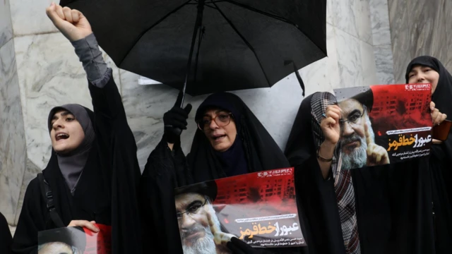 Orang-orang berkumpul di Teheran, Iran, menyusul kematian pemimpin Hizbullah Hassan Nasrallah, 28 September 2024.