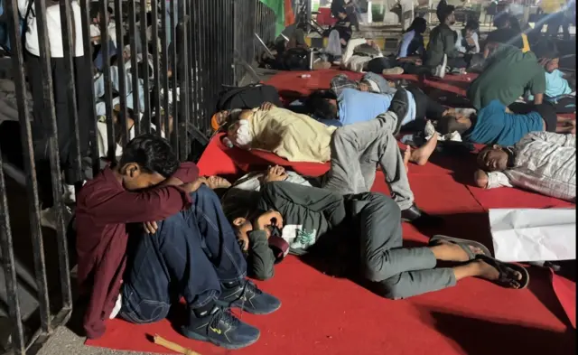"पंतप्रधानांनी पाणी आणि लाईट बंद करण्यास सांगितलं आहे का? गृहमंत्र्यांनी असा आदेश दिला आहे का? तुम्ही (पोलीस कर्मचारी) मला सांगा, मी त्यांच्याकडे विनंती करतो. तुमच्यावर कोणतीही अडचण येऊ देणार नाही," असं ते म्हणताना दिसतात.