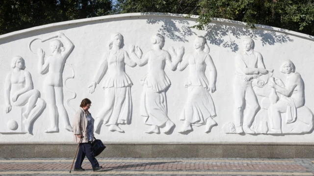 Абакан. Женщина во время прогулки в Парке Победы