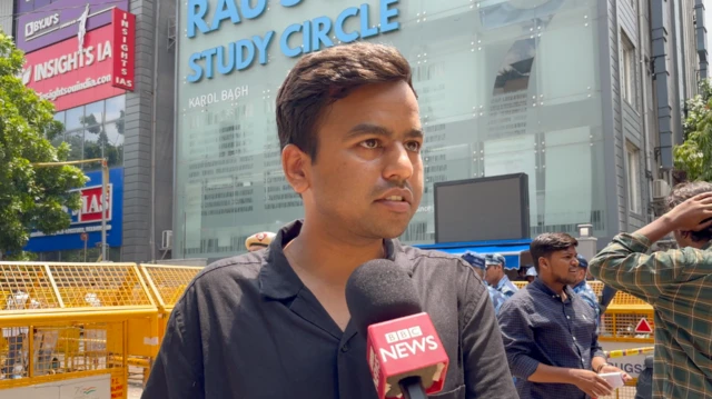 यूपीएससी की तैयारी कर रहे राजन राज शिकायत करते हैं कि हम दिल्ली आकर देश की सबसे बड़ी नौकरी का सपना देखते हैं लेकिन कबूतर खाने जैसी ज़िंदगी गुज़ारनी होती है.