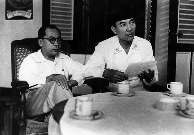 Presiden Indonesia Sukarno (kanan) dan Wakil Presiden Indonesia Mohammad Hatta (kiri). 