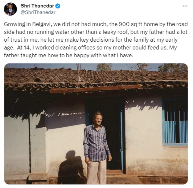ठाणेदारांचं बेळगावचं घर, घरासमोर त्यांचे वडील उभे आहेत.