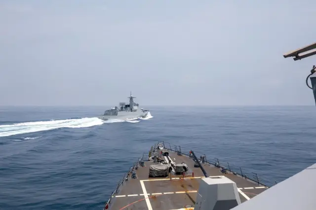 Tàu chiến Trung Quốc Luyang III di chuyển gần tàu khu trục USS Chung-Hoon của Hoa Kỳ, ở eo biển Đài Loan, ngày 3/6/2023