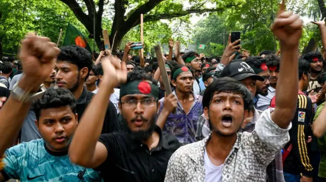 பற்றி எரியும் வங்கதேசம் - போராட்டத்தின் தீவிரத்தை உணர்த்தும் புகைப்பட தொகுப்பு