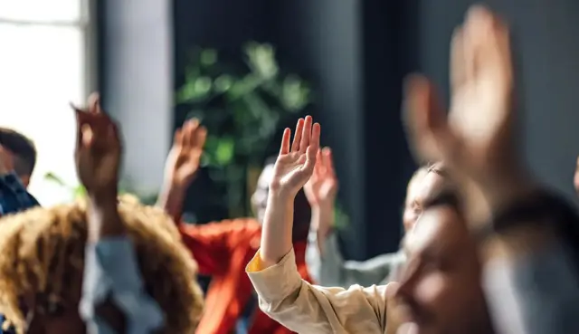 क्या महिलाएं पब्लिक में सवाल पूछने से कतराती हैं?