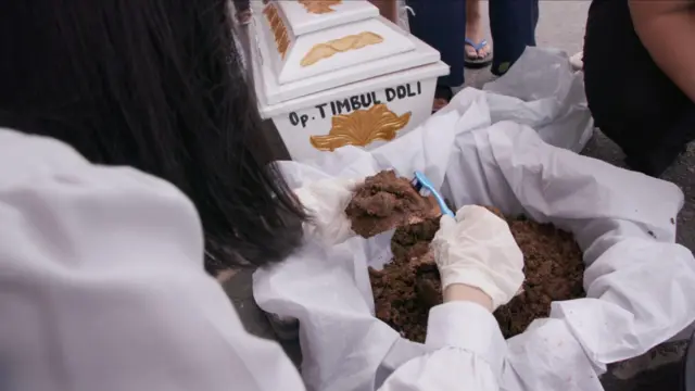 Pembersihan tulang di mangongkal holi.