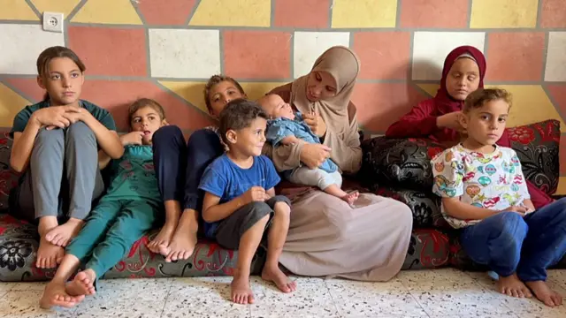 చెల్లెళ్లు, తమ్ముళ్లతో మాలక్