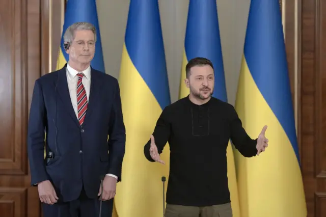Tổng thống Ukraine Volodymyr Zelensly (phải) tiếp Bộ trưởng Tài chính Mỹ Scott Bessent Kyiv hôm 12/2