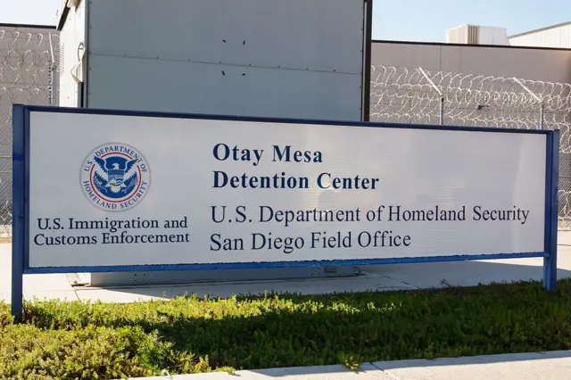 Вивіска центру утримання Отай-Меса