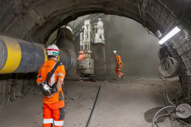 Trabajadores en el depósito subterráneo de Andra