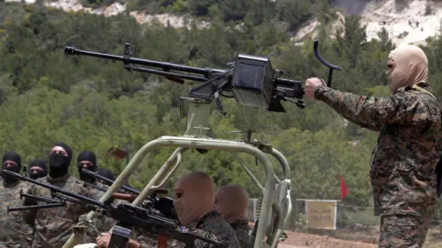 مسلحون تابعون لحزب الله 