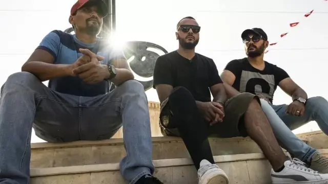 Walid Kassraoui (C) avec des amis.