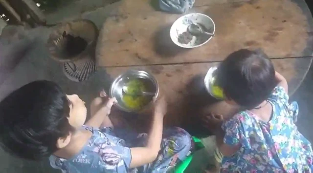 ဝင်ငွေမရှိတဲ့ရက်တွေမှာ မရတီမိုးမြင့်အောင်တို့ ဆန်နဲ့ဟင်းရွက်ပြုတ်ထားတဲ့ ဟင်းရည်ကိုသာ စားကြရပါတယ်။