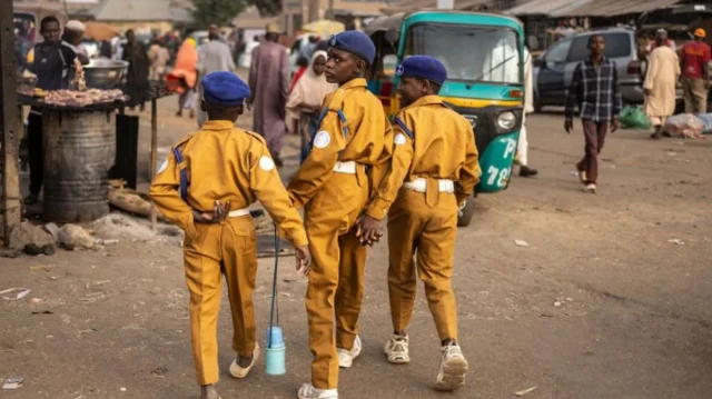 Wasu yara sanye da kayan ƙungiyar agaji ta Izala suna tafiya