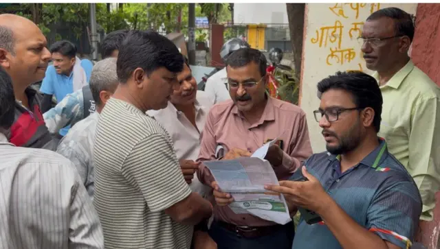 स्मार्टमीटर लावल्यानंतर वीजबीज थेट दुप्पट झाल्याच्या तक्रारी घेऊन ग्राहक महावितरणच्या कार्यालयात गर्दी करत आहेत.
