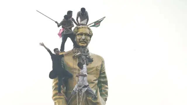 বাংলাদেশে ২০২৪ সালের পাঁচই অগাস্ট শেখ হাসিনা সরকারের পতনের পর থেকে আওয়ামী লীগের নেতারা পলাতক 