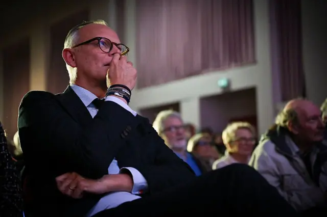 Эдуар Филипп задумчиво смотрит на сцену