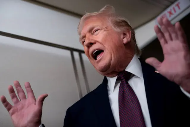 الرئيس الأمريكي دونالد ترامب يتحدث إلى وسائل الإعلام على متن طائرة الرئاسة 