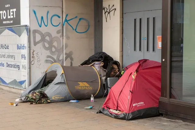 Una persona que duerme en la calle en carpas en Edinburgo. 