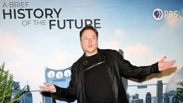 පසුගිය වසර සමග සංසන්දනය කිරීමේදී මස්ක් සතු ධනයේ 8%ක වැඩි වීමක් පෙන්නුම් කළ ද ඔහුගේ ශුද්ධ වත්කම්වල වටිනාකම 2021 වසරේ නොවැම්බර් මාසයේ පැවති අගයට වඩා අඩු අගයක් ගනී. 