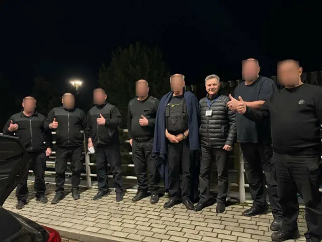 Інкасаторів "Ощадбанку" зустріли на кордоні України 