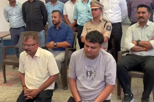 બીબીસી ગુજરાતી ડીસા બનાસકાંઠા ફટાકડા ફૅક્ટરી વિસ્ફોટ આગ મૃત્યુ પોલીસ 