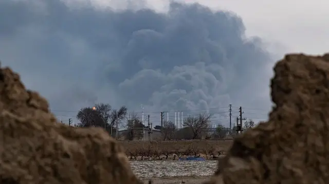 तेहरान के एक तेल भंडार पर अमेरिकी-इसराइली हमले के बाद उठता धुआं. (तस्वीर 9 मार्च, 2026)