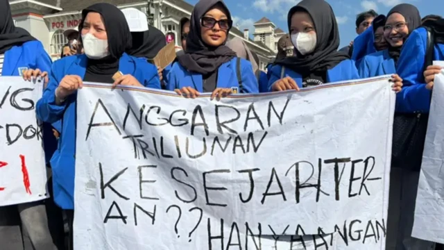 Beberapa isu LGBTQ muncul di tengah tuntutan mahasiswa untuk melakukan perombakan ekonomi dan menghentikan praktik militerisme.