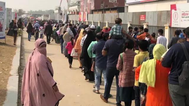 বাণিজ্য মেলায় প্রবেশের লাইন