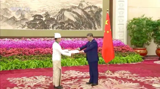 ဇန်နဝါရီ ၁၆ ရက်က ဘေကျင်းမှာ ပြုလုပ်တဲ့ သံအမတ်ခန့်အပ်လွှာ လက်ခံတဲ့ အခမ်းအနားမှာ တွေ့ရတဲ့ တရုတ်နိုင်ငံဆိုင်ရာ မြန်မာသံအမတ်ဖြစ်လာတဲ့ဦးဇော်ဝင်းမြင့်နဲ့ သမ္မတ ရှီကျင့်ဖျင် 