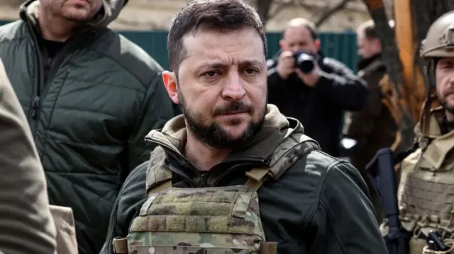 Ukrayna Devlet Başkanı Volodimir Zelenskiy kamuflaj içinde