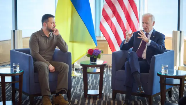 Zelensky com Joe Biden no Japão