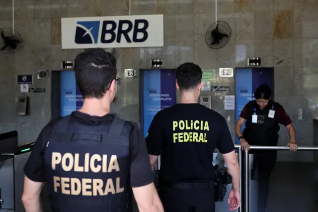 Agentes da PF na sede do BRB