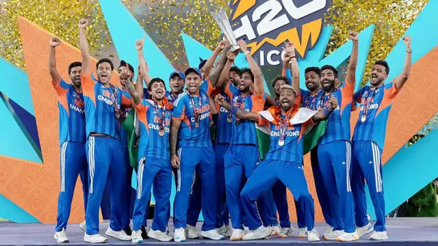 भारतीय क्रिकेट टीम ट्रॉफ़ी के साथ