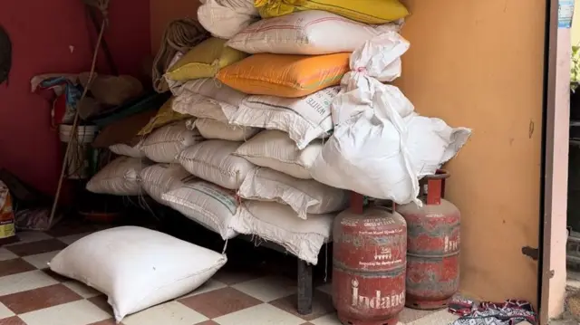 गावात बऱ्याच ठिकाणी सिलेंडर अडगळीत पडल्याचं दिसून येतं.