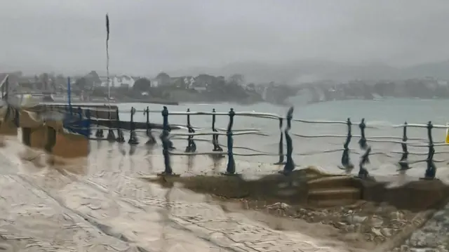 Paseo en Swanage Dorset mirando hacia el mar bajo la lluvia torrencial.