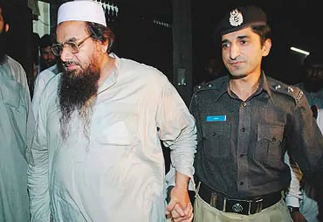 لاهور پاکستان کې یو پولیس د لشکر بنسټګر بدرګه کوي 