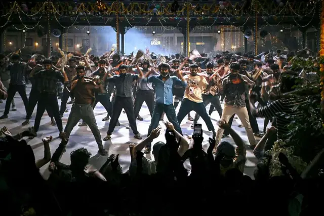 رجنی کانتھ کے فین کلچر میں ہر فلم کی ریلیز ایک مذہبی رسم کی طرح ہوتی ہے۔ پردے پر سکے اچھالے جاتے ہیں، کافور جلایا جاتا ہے، پھول برسائے جاتے ہیں، بڑے بڑے کٹ آؤٹس پر دودھ چڑھایا جاتا ہے اور مداح ان کا نام لے کر چلاتے ہیں۔